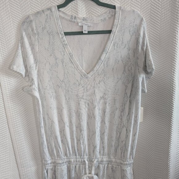 NWT Daily Ritual Supersoft Short-Sleeve V-Neck Romper White & Gray Snake Print L - Picture 5 of 11